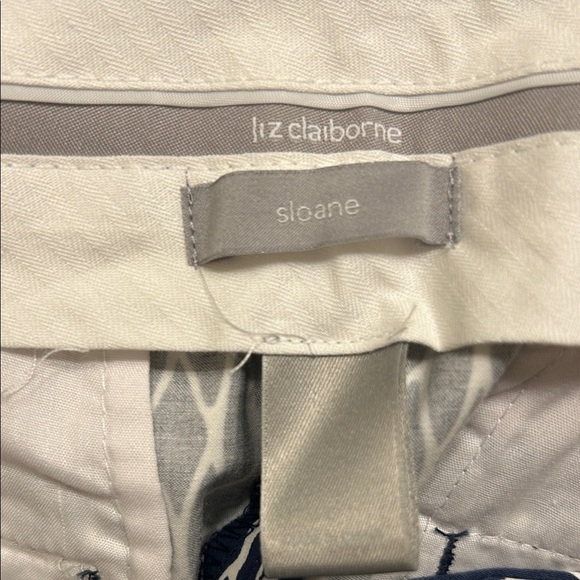 Liz Claiborne Sloane Stretch Blue White Patterned Bermuda Shorts Size 6 - Picture 6 of 9